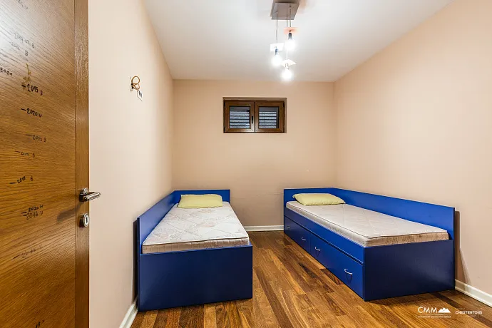 Pržno’da 84 m² İki Yatak Odalı Daire – Konfor ve Sıcaklık Denize Yakın