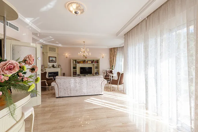 Panoramik deniz manzaralı lüks bir villada zarafet ve huzur.