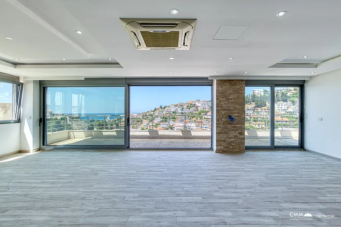 Ulcinj'de deniz manzaralı çatı katı