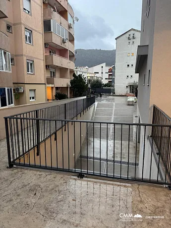 Budva merkezinde, yeni bir binada, 42 m² daire ve otopark yeri