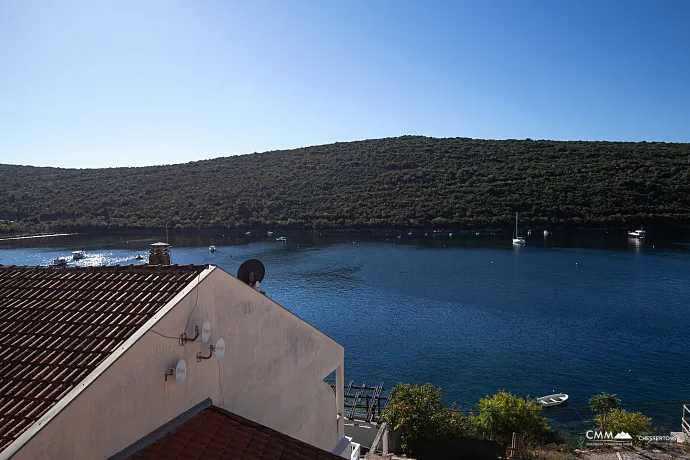 Bigovo’da Deniz Kenarında Geniş Daire — Teraslı ve Muhteşem Deniz Manzaralı
