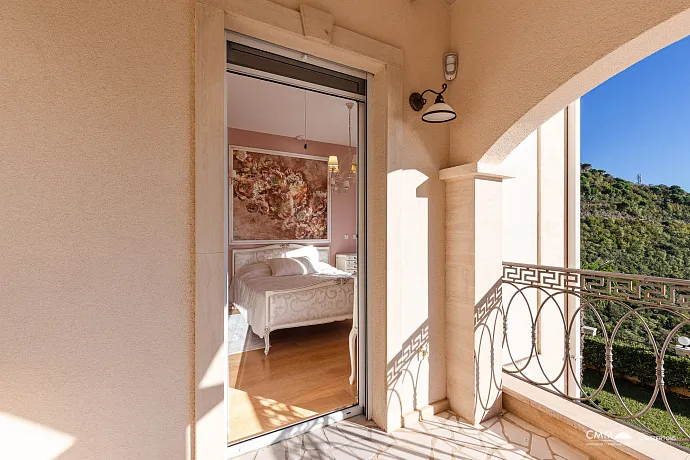 Panoramik deniz manzaralı lüks bir villada zarafet ve huzur.