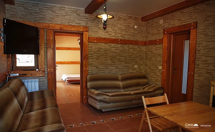 Krimovice'de yüzme havuzları ve geniş bir arsa ile iki Villa