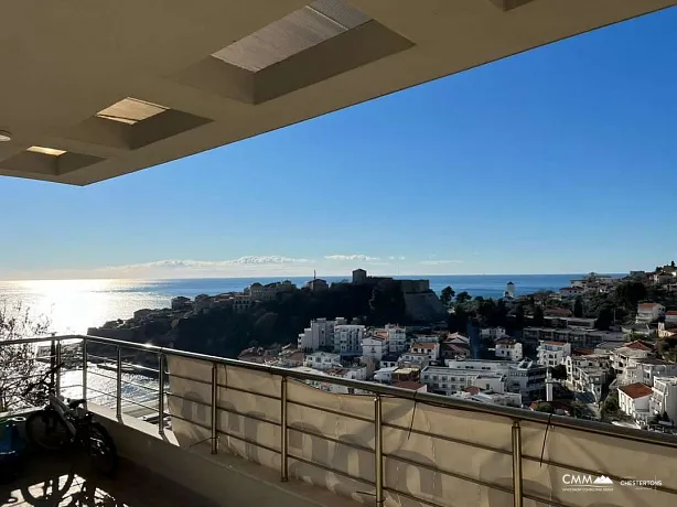 Ulcinj'de deniz manzaralı çatı katı