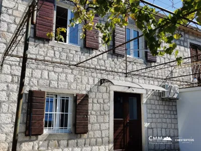 Dobrota'da deniz kenarında konak