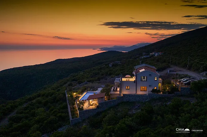 Panoramik deniz manzaralı ve havuzlu lüks villa