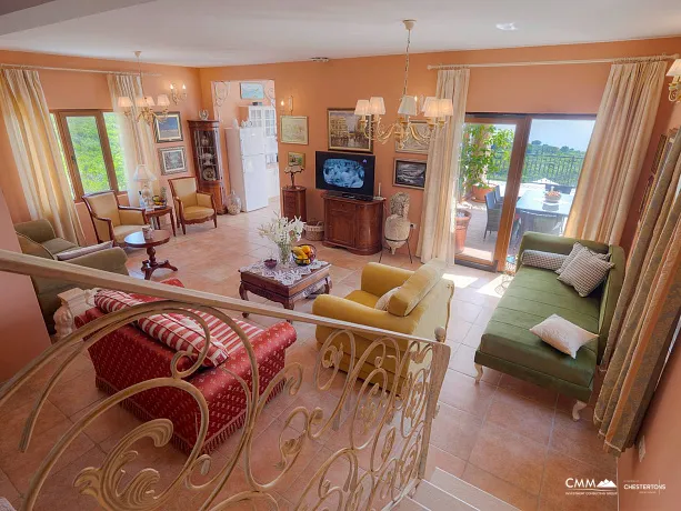 Panoramik deniz manzaralı ve havuzlu lüks villa