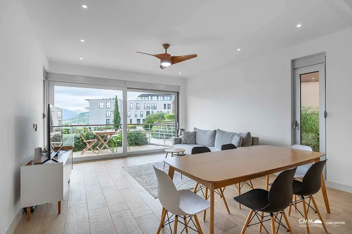 Satılık: Deniz Manzaralı, 40 m² Teraslı, Üç Yatak Odalı Geniş Daire