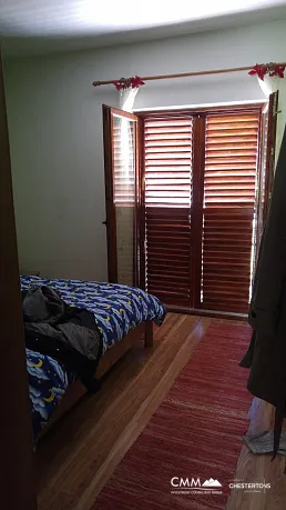 Morinje'de geniş bir avluya sahip üç katlı ev