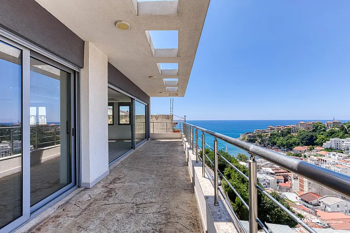 Ulcinj'de deniz manzaralı çatı katı