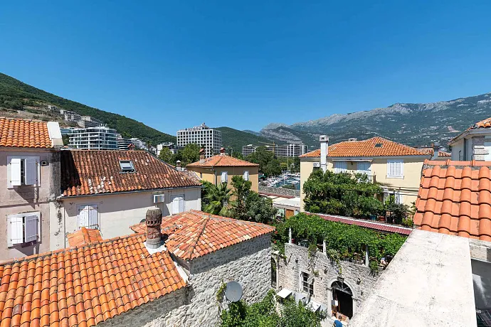 Budva'nın eski kentinin kalbinde büyüleyici dubleks daire
