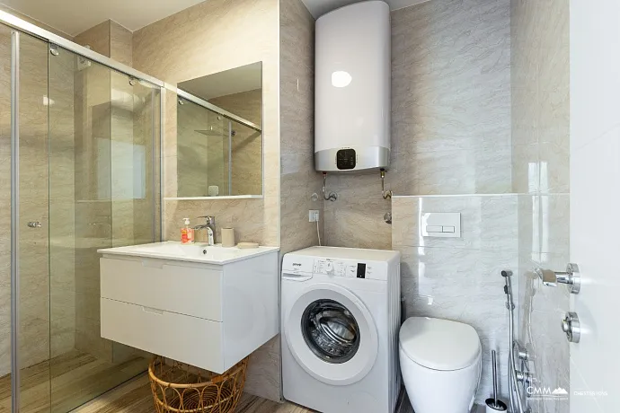 Bečići’de, 4. katta bulunan 53 m²’lik modern ve konforlu bir daire