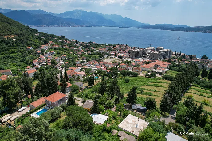 Baošići'de bulunan, iki kadastro parselinden oluşan ve toplam 1.267 m²