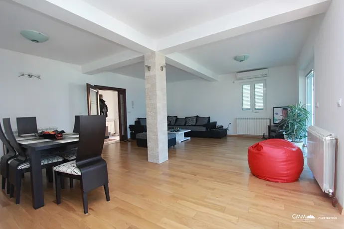 Stoliv'de denizden bir adım uzaklıkta lüks apartmanlı ev!