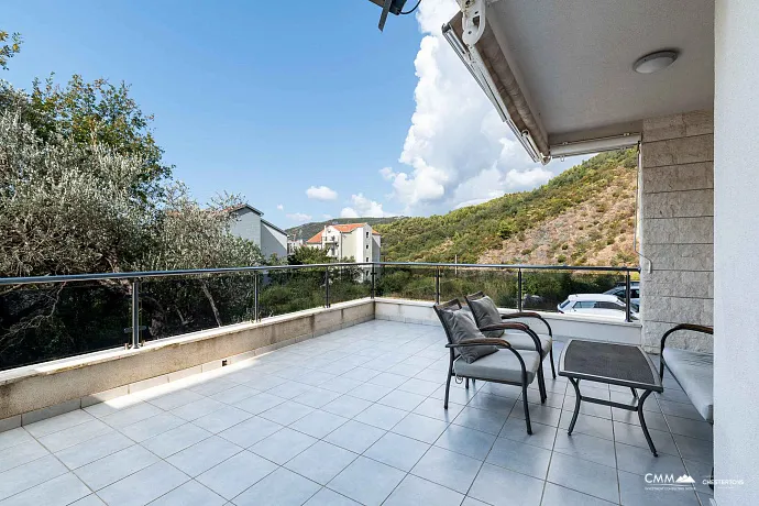 Bečići'de Geniş Teraslı, Garajlı Modern 1+1 Daire