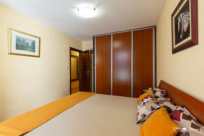 Budva’nın Kalbinde Geniş Daire — Eski Şehir ve Plaja Yakın