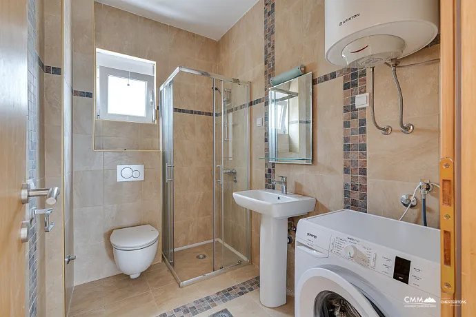Budva Lazi’de Satılık Eşyalı 1+1 Daire – 89m² Deniz Manzaralı