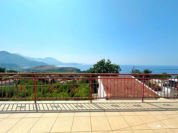 Zagradje'de deniz manzaralı üç katlı ev