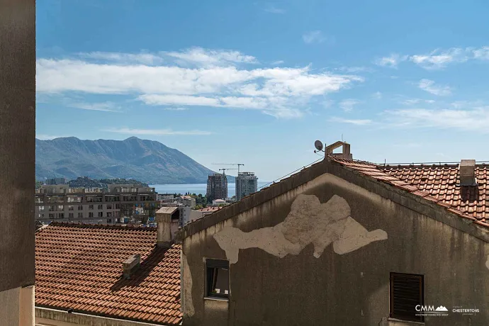 Budva'da iki yatak odalı daire