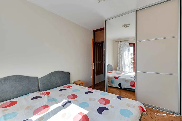 Budva'da iki yatak odalı daire