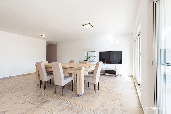 BUDVA’DA GARAJLI VE TESLA ŞARJ CİHAZLI GENİŞ, TAM DONANIMLI DAİRE