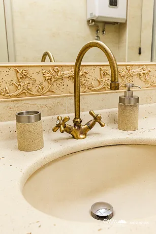 Panoramik deniz manzaralı lüks bir villada zarafet ve huzur.