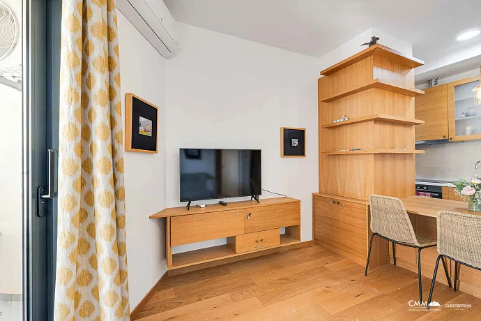 Bečići'de Modern ve Tamamen Eşyalı Satılık Daire