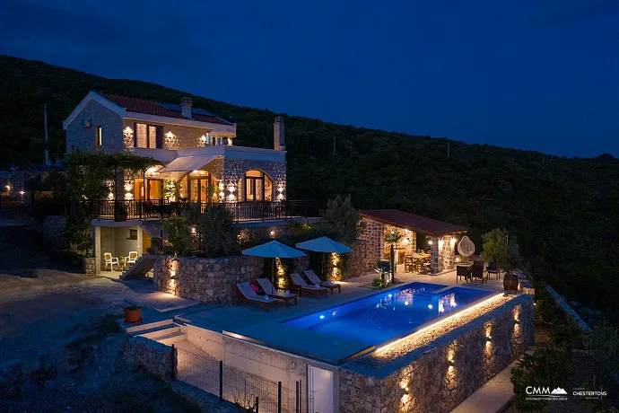 Panoramik deniz manzaralı ve havuzlu lüks villa