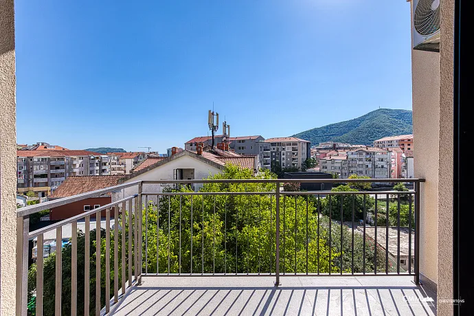 Denize yakın, güneşli 42 m²'lik 1+1 daire Budva'da.
