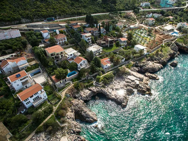 Denize kendi erişimi olan üç katlı villa
