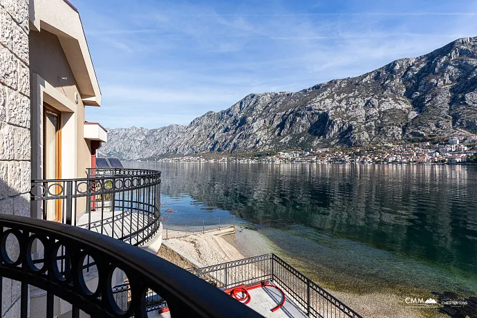 Lüks bir üç katlı villa — Kotor