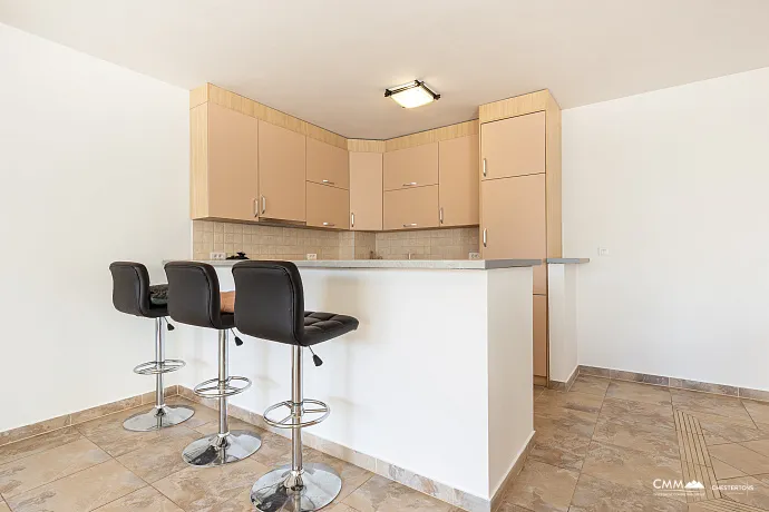 BUDVA’DA GARAJLI VE TESLA ŞARJ CİHAZLI GENİŞ, TAM DONANIMLI DAİRE