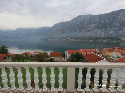 Kotor'da deniz manzaralı ev