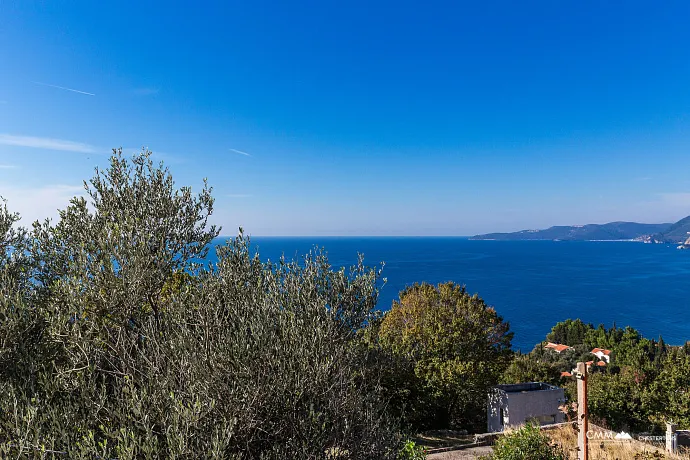 Sveti Stefan Yakınında Deniz Manzaralı Şirin Taş Ev