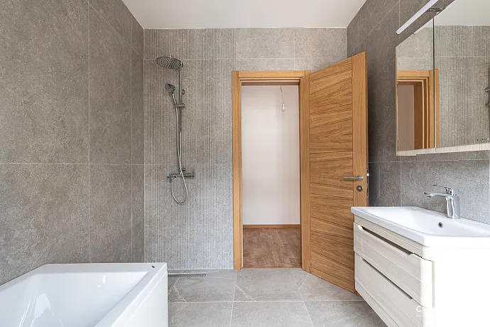 Bečići’de Deniz Manzaralı 64 m² Geniş Daire