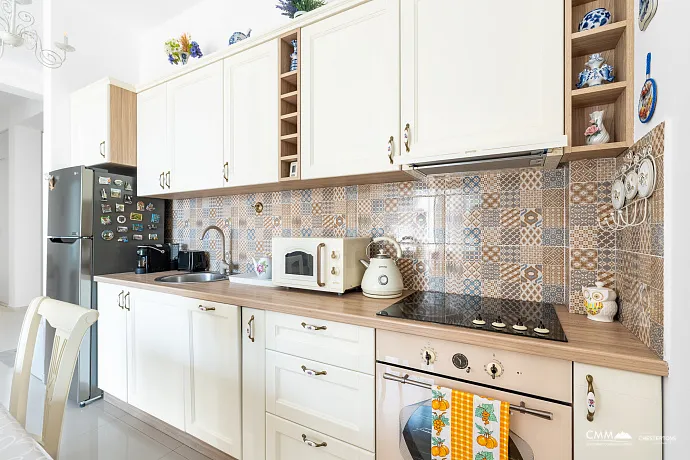 Bečići'de Panoramik Deniz Manzaralı 59 m² Modern Daire