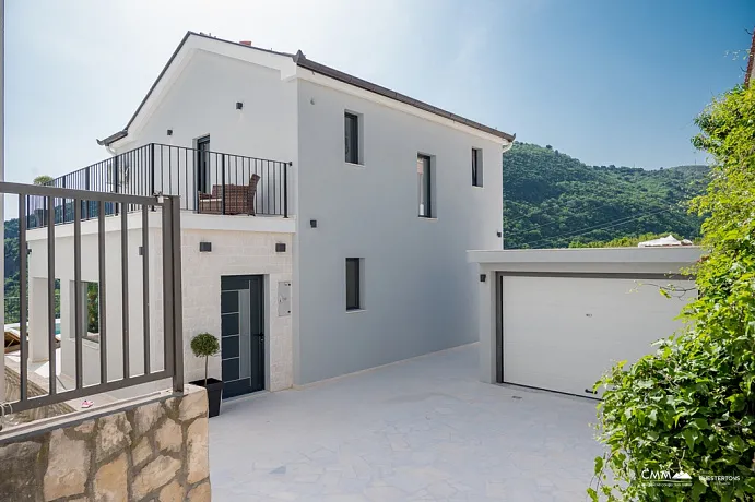 Becici'de deniz manzaralı modern villa