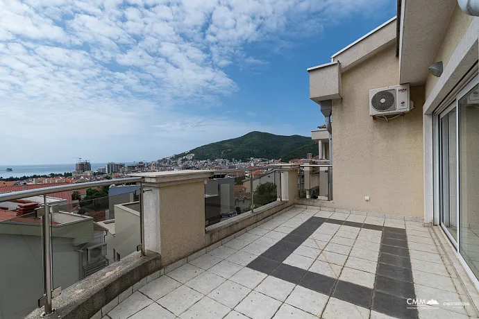Budva Lazi’de Satılık Eşyalı 1+1 Daire – 89m² Deniz Manzaralı