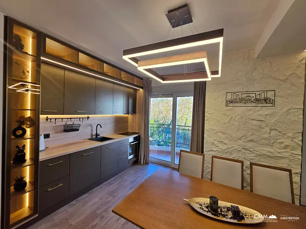 Denize 300 metre mesafede özel saunalı lüks 3 yatak odalı daire – Bečići (107 m²)