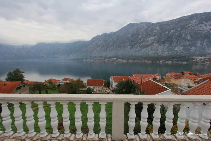 Kotor'da deniz manzaralı ev