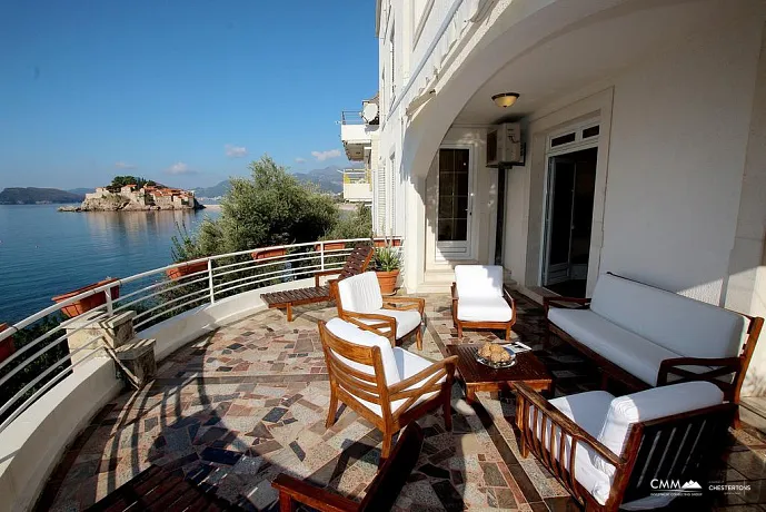 Sveti Stefan'da dört katlı villa