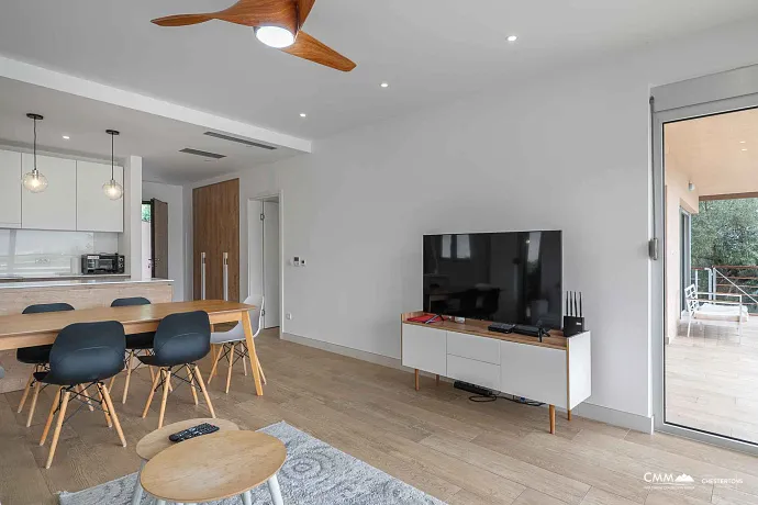 Satılık: Deniz Manzaralı, 40 m² Teraslı, Üç Yatak Odalı Geniş Daire