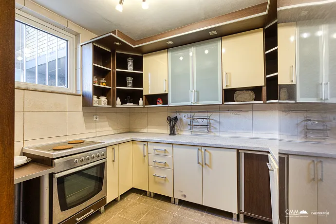 Budva’nın Kalbinde Geniş Daire — Eski Şehir ve Plaja Yakın