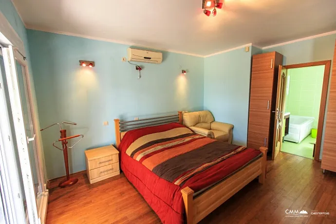 Denize kendi erişimi olan üç katlı villa