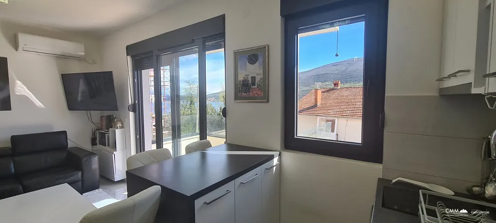 Djenovici'de deniz manzaralı güzel daire