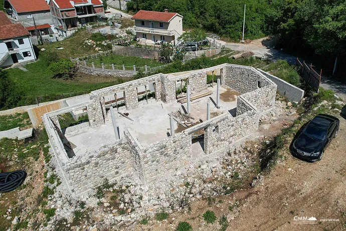İkinci etap, kompleksin genel mimari kimliğini koruyan daha modern tasarıma sahip 12 daireli bir konut binasını kapsamaktadır.  Özellikler (1. etap ile aynı):