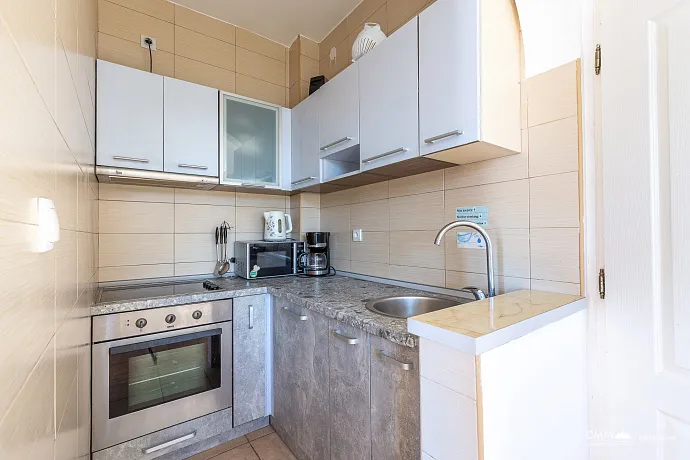 Bigovo’da Deniz Kenarında Geniş Daire — Teraslı ve Muhteşem Deniz Manzaralı