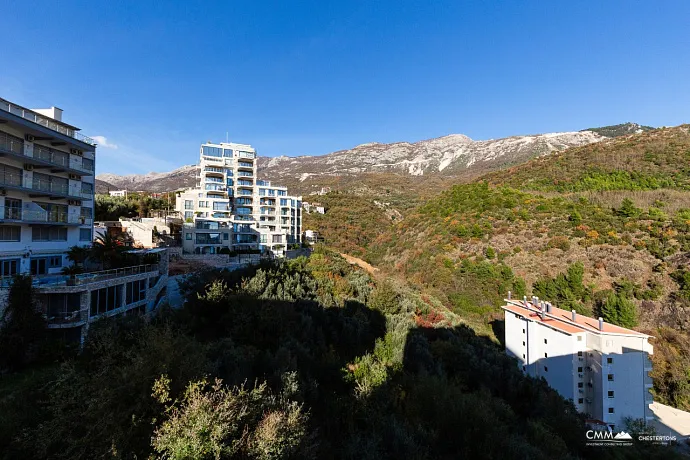 Bečići’de, 4. katta bulunan 53 m²’lik modern ve konforlu bir daire