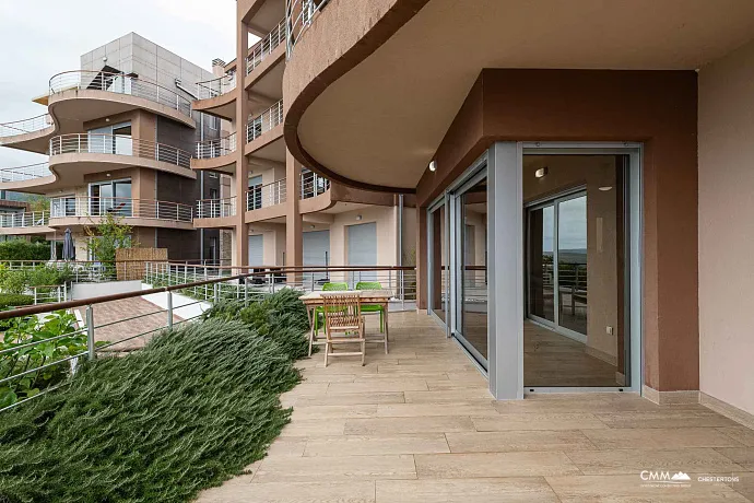 Satılık: Deniz Manzaralı, 40 m² Teraslı, Üç Yatak Odalı Geniş Daire