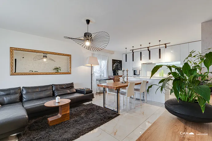 Sutomore'de iki katlı geniş ev